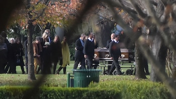 Máxima, devastada, camina detrás del