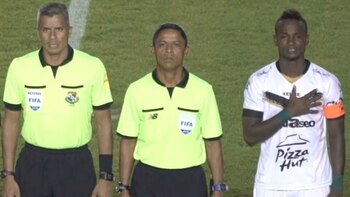 El juez de linea trabaja