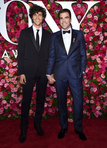 Miles McMillan y Zachary Quinto (Evan Agostini/Invision/AP)