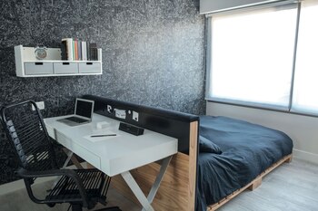 Cuarto de adolescente con cama