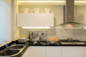 Cocina luminosa en blanco y