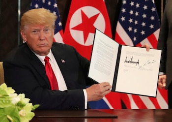 Donald Trump muestra del documento