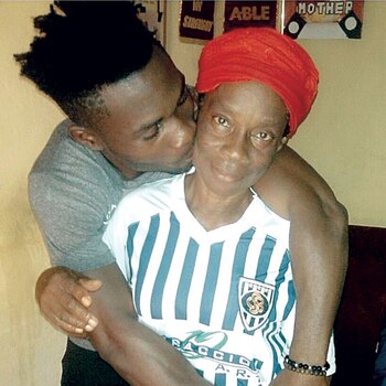 Con su mamá Mary durante su último viaje a Nigeria, en 2017.