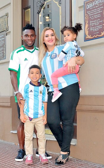 En el bar Esquina Homero Manzi, Orode luce la camiseta de su país en Brasil 2014, junto a su esposa y sus chicos.