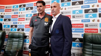 Fernando Hierro (i) asumió como