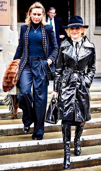 Tatiana Akhmedov (izquierda) asegura no