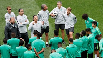 El santafesino les da indicaciones