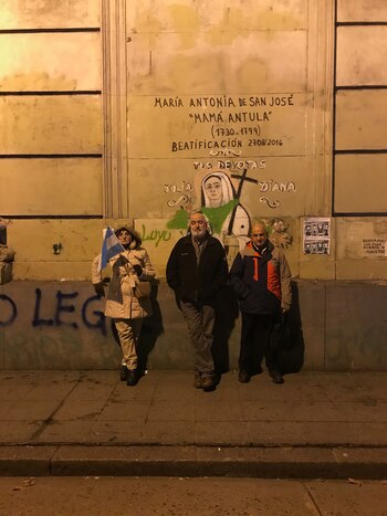 Las tres personas permanecieron durante