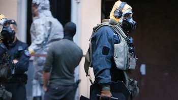 Un agente de policía vestido