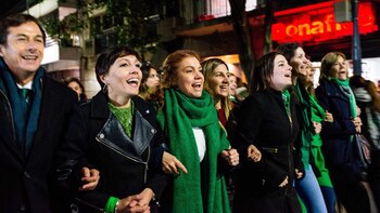 Karina Banfi, junto con otros