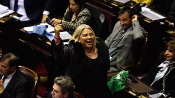 Lilita Carrió se fue enojada. Al lado, un pañuelo verde en una banca de Cambiemos. (Adrián Escandar)