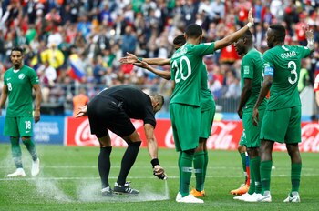 Pitana apreta el pomo para