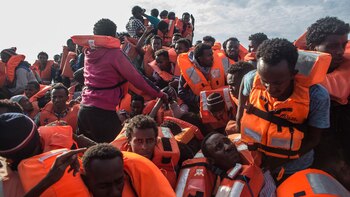 Inmigrantes intentan cruzar el Mediterráneo