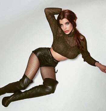 Con humor Charlotte le pegó