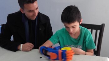 Tobías aprendiendo a usar su