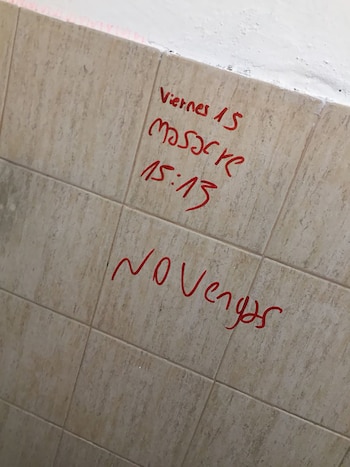 El escrito intimidatorio apareció sobre