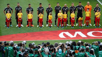 Felipe, con la mano en el corazón y por delante de Lionel Messi, durante el himno argentino en el primer partido de la Selección (REUTERS)