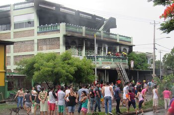 Hombres armados incendiaron una casa