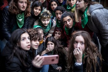 Un grupo de adolescentes palpita