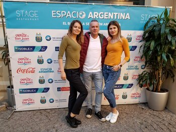 Leandro Rud y las modelos Rusas, vestidos por Taverniti