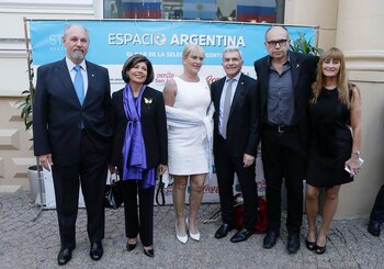 El embajador argentino en Rusia Ricardo Lagorio, su esposa, el vice canciller Ernesto Gaspari y su esposa, y Jorge Kibudi también junto a su señora