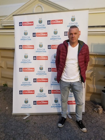 Leandro Rud junto a Banco Columbia en el bar más argentino de Moscú