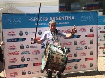 Carlos Pascual Tula, el dueño del bombo más conocido del fútbol argentino y fiel seguidor de la Selección