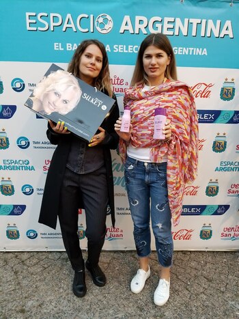 Las modelos rusas Alice Nikiforova y Victoria Kuznetsova junto a Silkey en Moscú