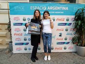 Esta vez junto a alfajores Fantoche en el bar de la Selección Argentina en Moscú