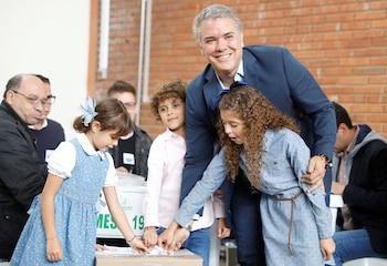 Acompañado de sus tres hijos,