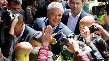 Duque rodeado de seguidores (Reuters)