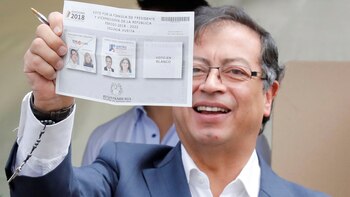 El candidato de izquierda Gustavo Petro al ejercer su voto en el sur de Bogotá. (Reuters)