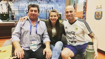 Wilfredo Caballero, con su familia,