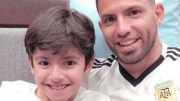 El “Kun”, con su hijo