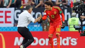 Osorio festejando con Memo Ochoa