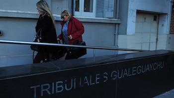La madre de Nahir Galarza en la puerta de los Tribunales de Gualeguaychú