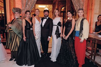 Puli Demaría, Barbie Simmons, Javier Saiach y Paula Chaves y Zaira Nara –figuras de Multitalent–, junto a los marroquíes de la entrada.