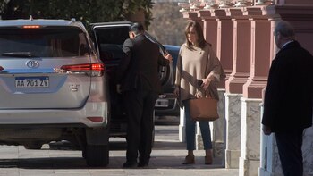 María Eugenia Vidal retirándose de