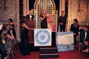 Mónica Parisier junto a las obras que se subastaron