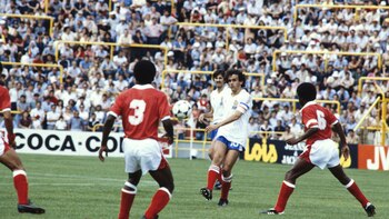 Michel Platini hizo uno de los cuatro goles del 4 a 1 de Francia a Kuwait. Los restantes los convirtieron Bernard Genghini, Didier Six, Maxime Bossis y descontó Abdulaziz Al Balushi