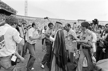 Un ayudante del jeque árabe Fahid Al Ahmad Al Sabah siempre portaba un misterioso maletín