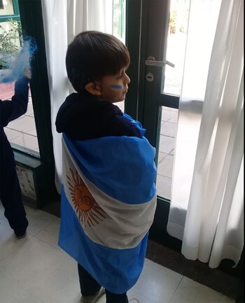 Con banderas, pinturas, gorros y