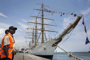 La Fragata custodiada en Ghana