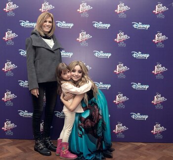 Karol Sevilla junto a Viviana