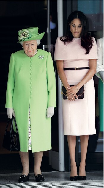 Meghan Markle y la reina Isabel ll (Foto AFP / POOL / PHIL NOBLE)