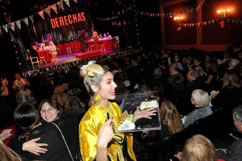 Las actrices reciben al público con comida (Verónica Guerman / Teleshow)