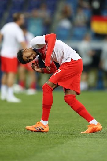 Jesse Lingard atacado por los