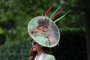 Diseño plateau con plumas y estampa en homenaje a la carrera de caballos (AFP)
