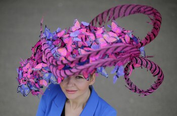 Cinco días de competición ecuestre es la excusa perfecta para vestirse de fiesta en Ascot. Una pasarela con los diseños de sombreros más espectaculares