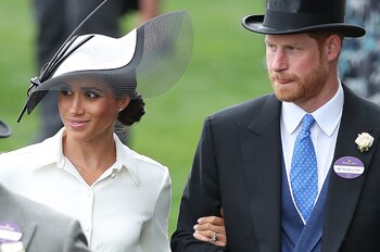 Meghan Markle con el príncipe Harry (AFP)